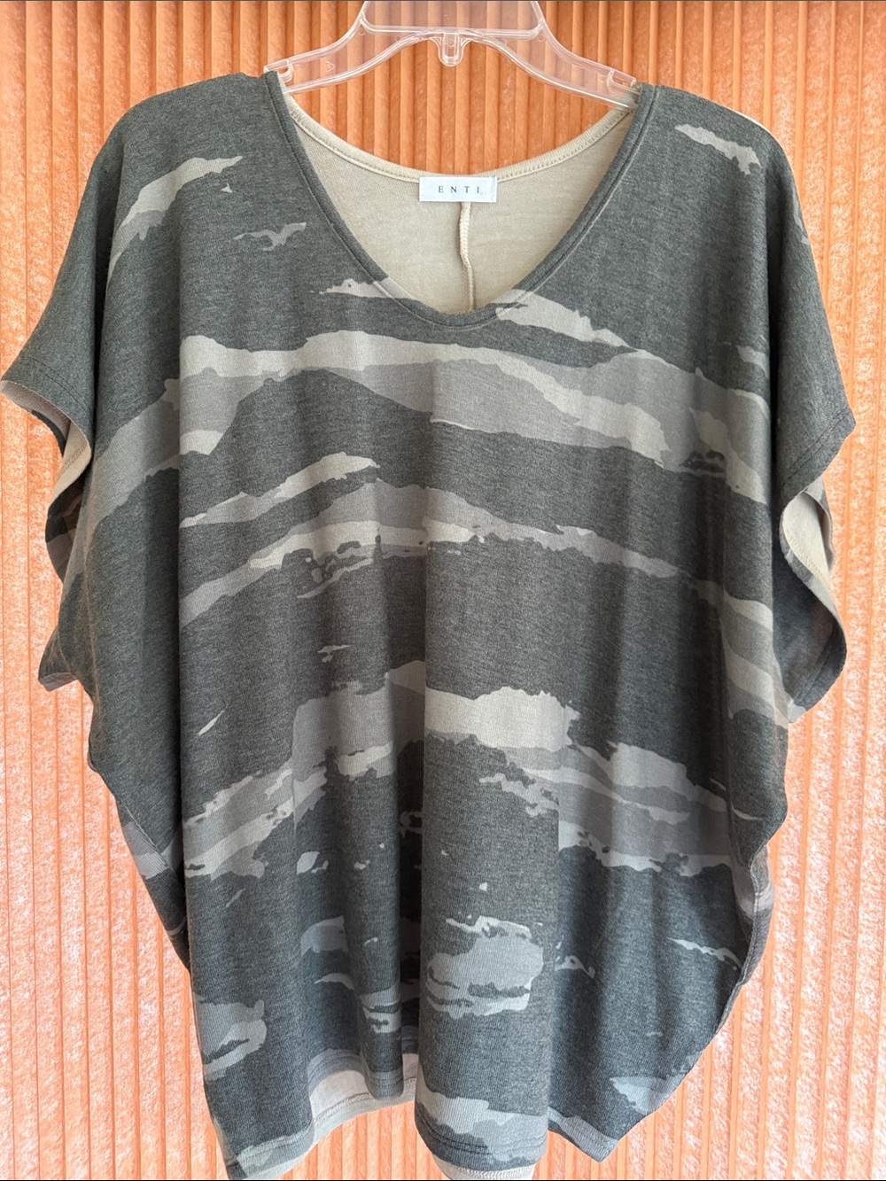 💙3 for $55💙 Enti Oversized Camo V-Neck Top Size L